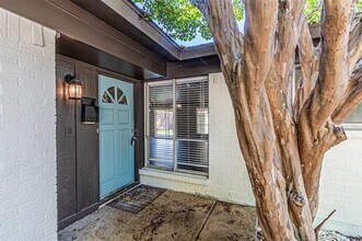 1018 McCallum Dr in Garland, TX - Foto de edificio - Building Photo