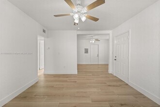 255 Beacom Blvd-Unit -255 in Miami, FL - Building Photo - Building Photo