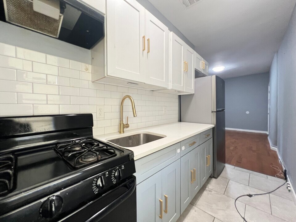 300 Lyons Ave, Unit 2 in Newark, NJ - Building Photo