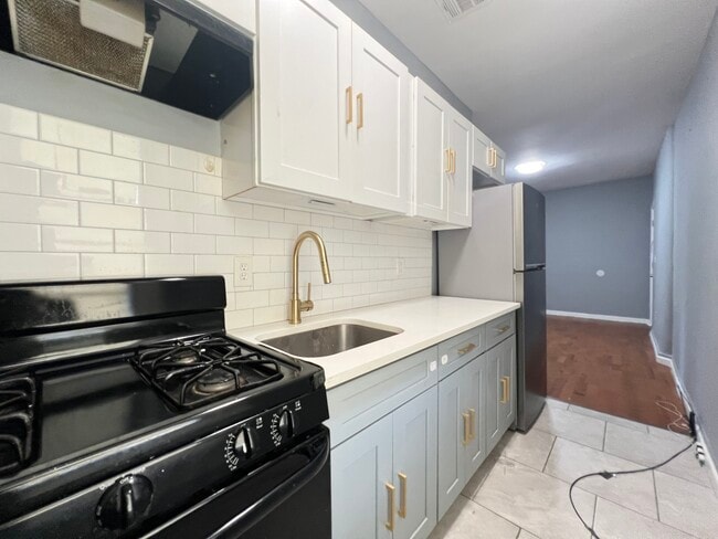 300 Lyons Ave, Unit 2