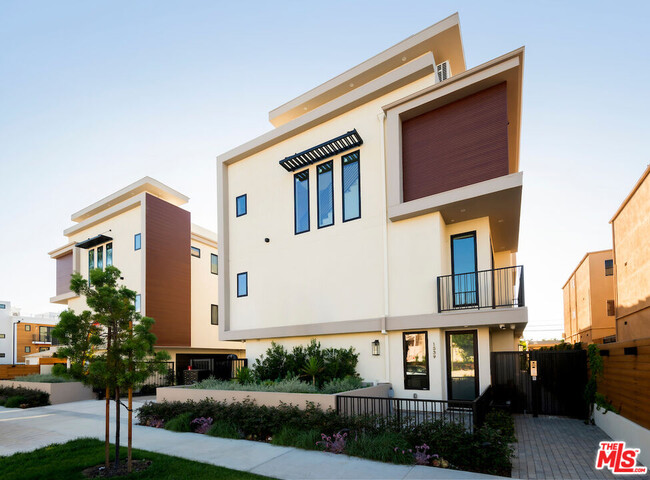 1547 Hi Point St in Los Angeles, CA - Building Photo - Building Photo