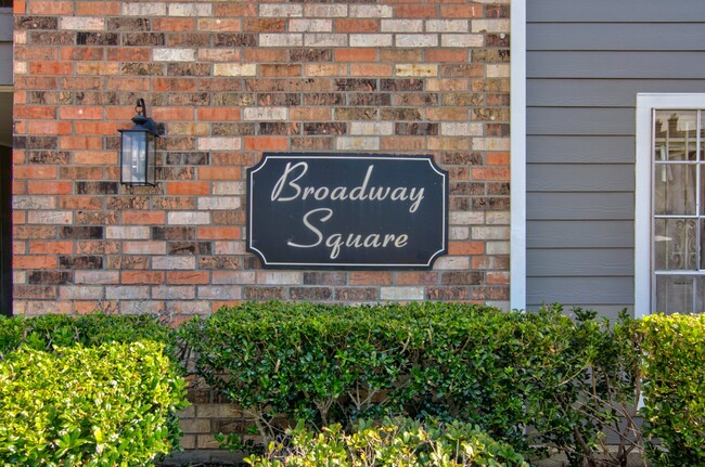 Broadway Square Apartments in Beaumont, TX - Foto de edificio - Building Photo