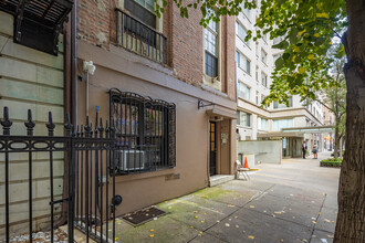 40 East 65th Street in New York, NY - Foto de edificio - Building Photo
