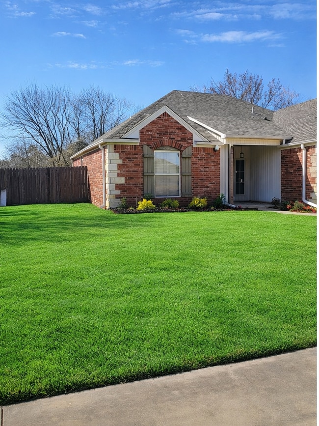 2533 N Trafalger Dr in Fayetteville, AR - Foto de edificio - Building Photo