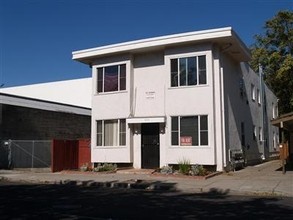 537 E Oak St in Stockton, CA - Foto de edificio - Building Photo