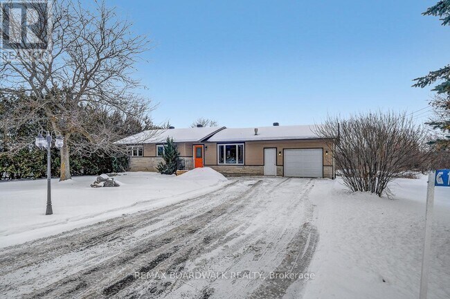 1949 Stittsville Main St in Ottawa, ON - Building Photo - Building Photo