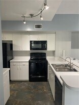 2640 S University Dr, Unit 319 in Davie, FL - Building Photo