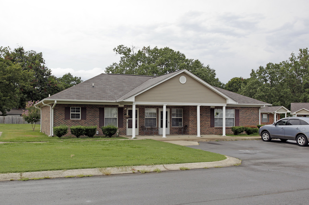 Grand Prairie Gardens in Lonoke, AR - Foto de edificio