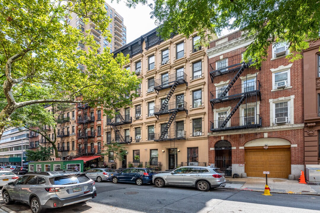 162-164 E 82nd St in New York, NY - Building Photo