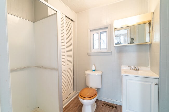 440 Ewingville Rd, Unit 1 in Ewing, NJ - Foto de edificio - Building Photo