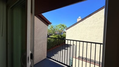 5027 Guava Ave, Unit 214 in La Mesa, CA - Building Photo - Building Photo