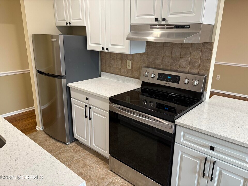 76 Manchester Ct in Freehold, NJ - Building Photo
