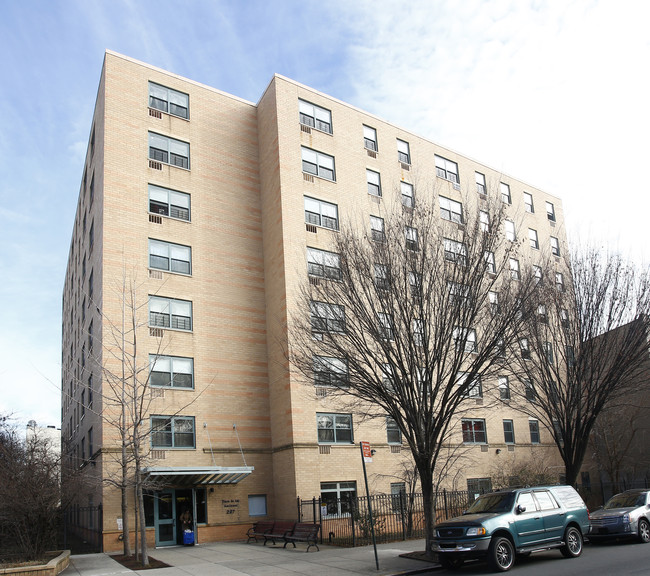 Plaza De Los Ancianos in Brooklyn, NY - Foto de edificio - Building Photo