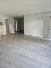 Canyon Gardens in Sherman Oaks, CA - Foto de edificio - Building Photo