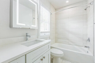 2916-2918 W Bay Vista Ave in Tampa, FL - Building Photo - Building Photo