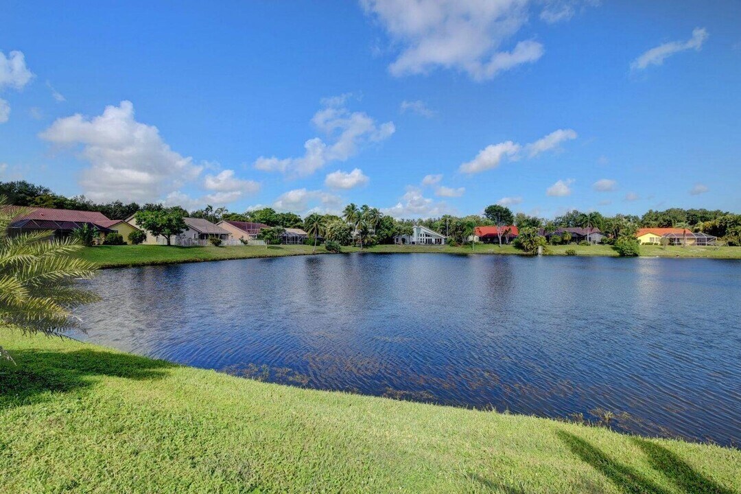 2621 NW 39th St in Boca Raton, FL - Building Photo