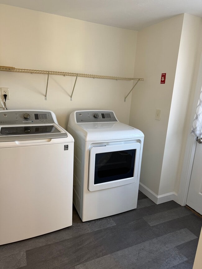 0 School St, Unit Apt 1 in Whitman, MA - Foto de edificio - Building Photo