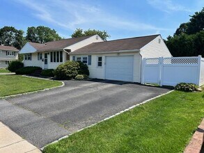 27 1/2 Greenway Dr in Syosset, NY - Building Photo - Building Photo