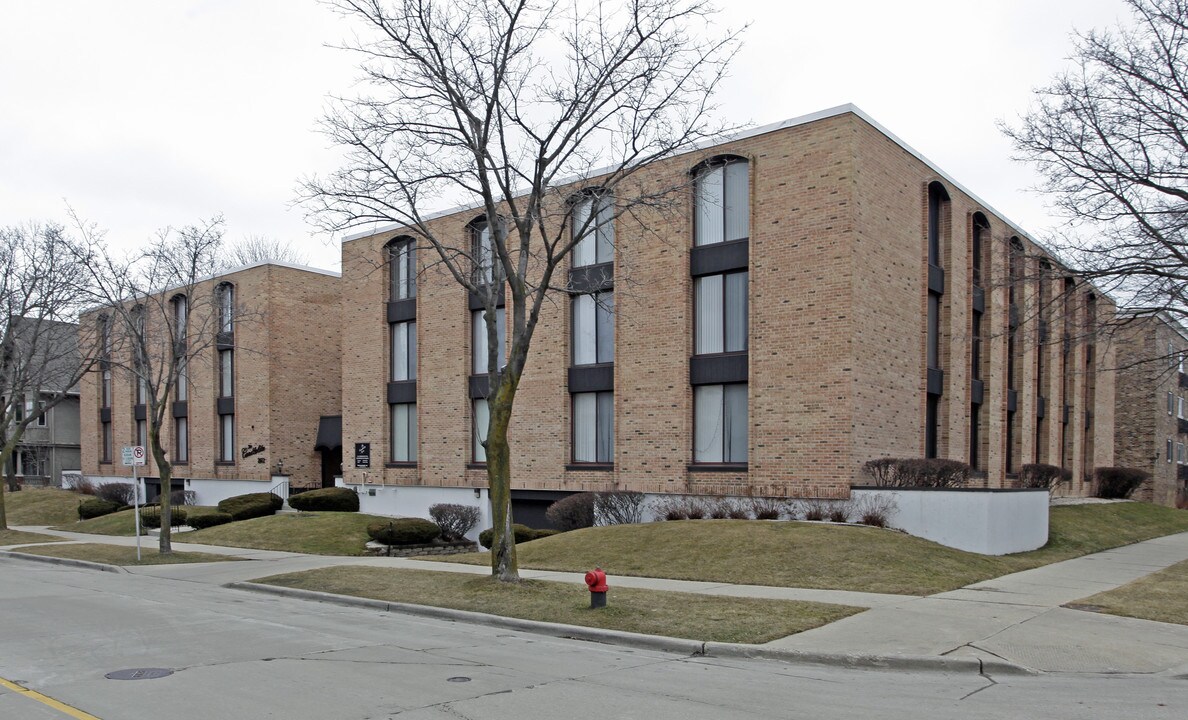 Candlelite Apartments in Milwaukee, WI - Foto de edificio