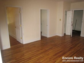 60 Egmont St, Unit 1 in Brookline, MA - Building Photo - Building Photo