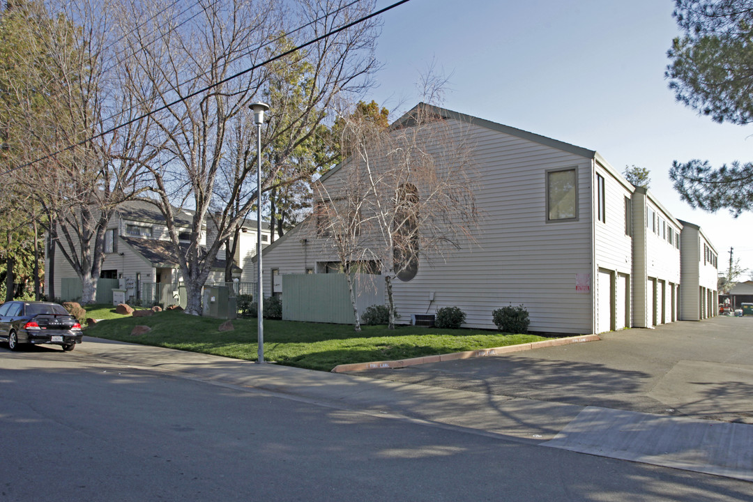 Arden Court Garden Townhomes in Sacramento, CA - Building Photo