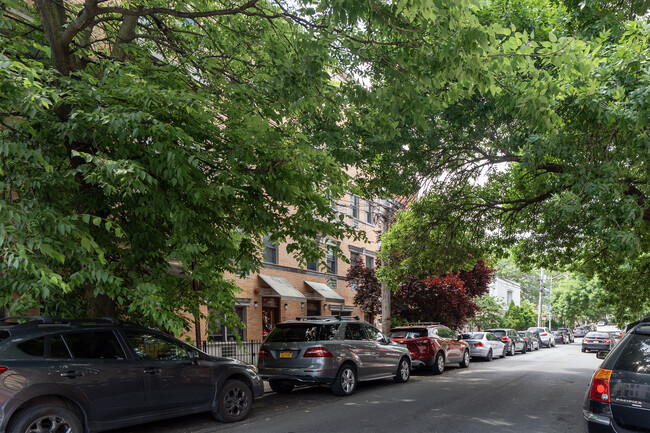 188 Meserole Ave in Brooklyn, NY - Foto de edificio - Building Photo