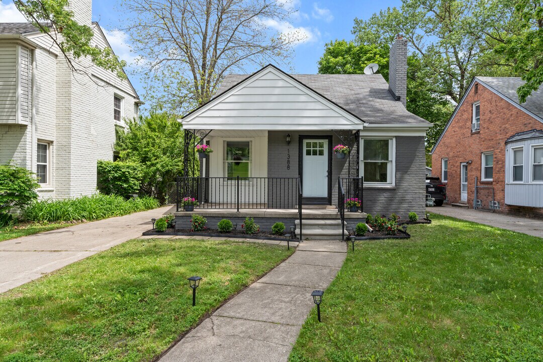 1388 Vernier Rd in Grosse Pointe Woods, MI - Building Photo