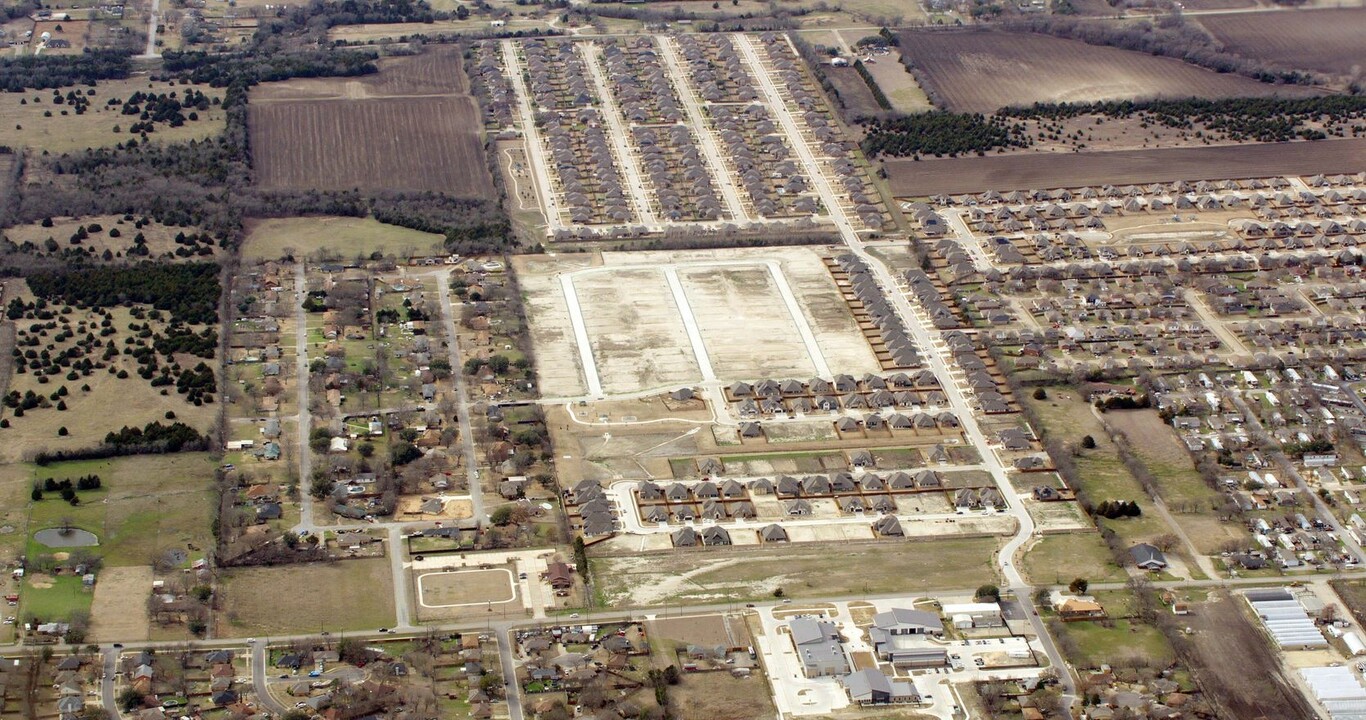 1941 Silverleaf Dr in Glenn Heights, TX - Building Photo