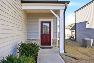 125 Wilbur Lake Dr in Fuquay Varina, NC - Building Photo - Building Photo