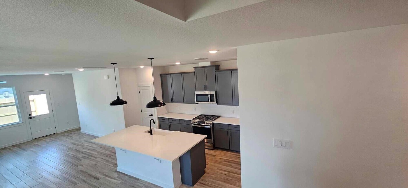 8411 Bay Rdg Cir in Baytown, TX - Building Photo