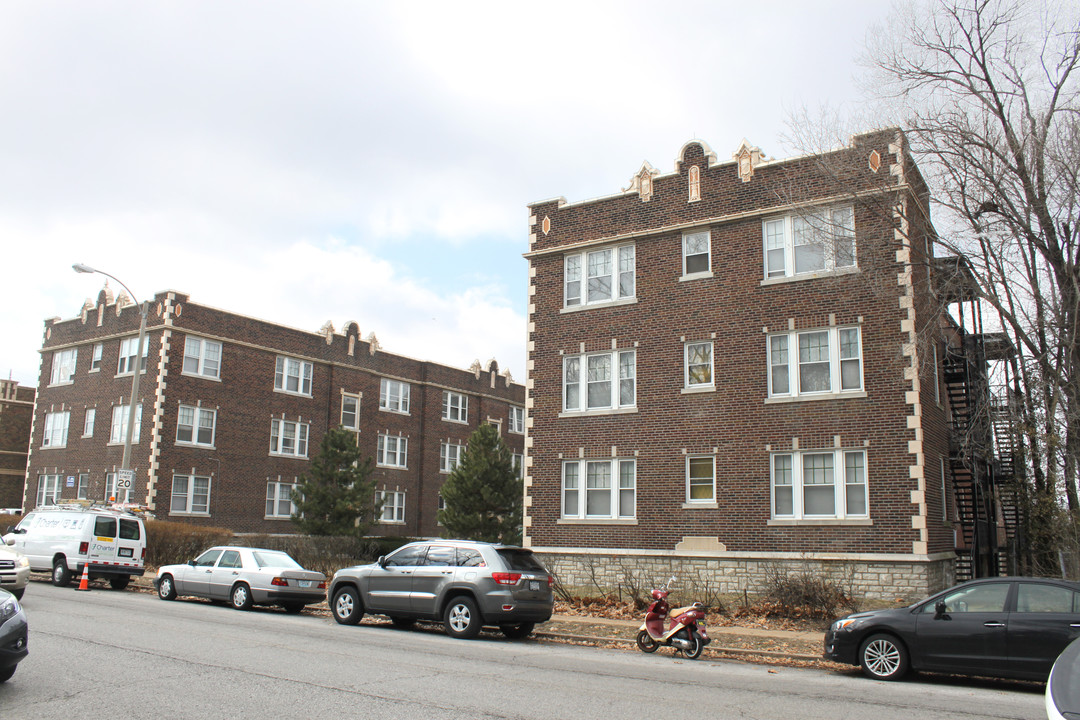 Belle Court Apartments in St. Louis, MO - Building Photo