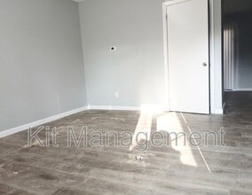 5517 Douglas Rd in Toledo, OH - Foto de edificio - Building Photo