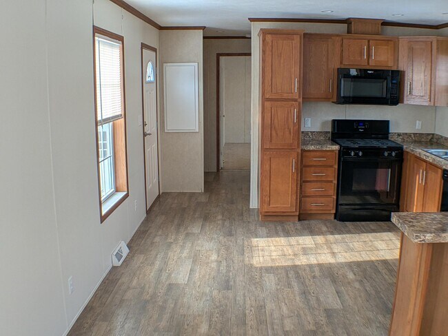 8 Matthew Dr in Castleton On Hudson, NY - Foto de edificio - Building Photo