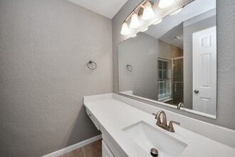 1302 Raintree Cir in Sugar Land, TX - Building Photo - Building Photo