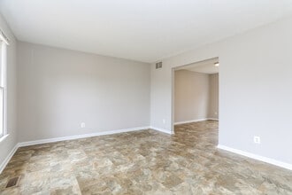 9408 Seven Courts Dr in Perry Hall, MD - Foto de edificio - Building Photo