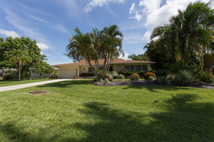 1037 Dolphin Dr in Cape Coral, FL - Foto de edificio - Building Photo