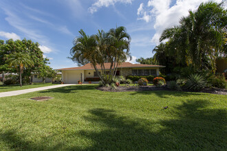 1037 Dolphin Dr in Cape Coral, FL - Building Photo - Building Photo