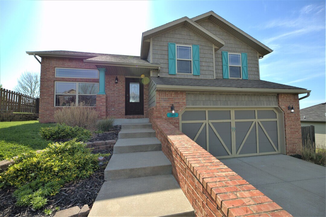 1319 S Solaira St in Ozark, MO - Building Photo