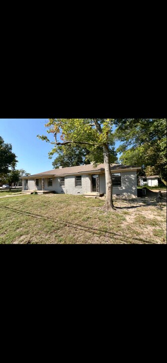202 N Henry St in Lindale, TX - Building Photo