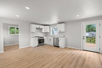 2415 West St in Redding, CA - Foto de edificio - Building Photo