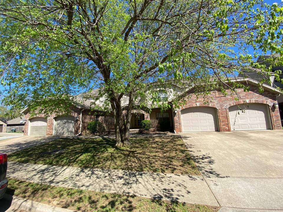 2670 N Valencia Ave in Fayetteville, AR - Building Photo