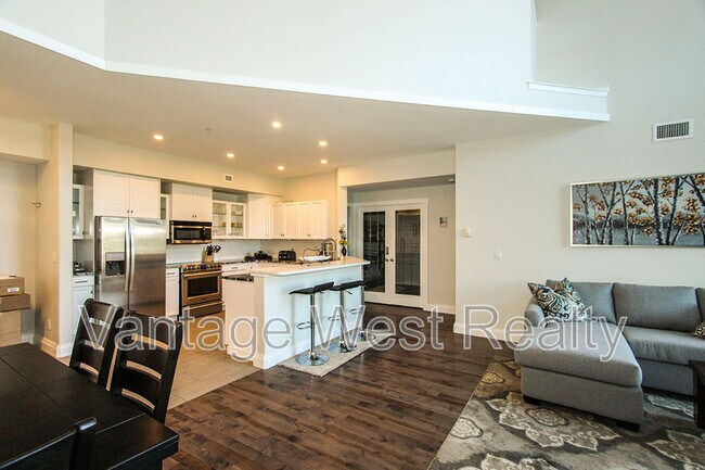 1088-1088 Sunset Dr in Kelowna, BC - Building Photo - Building Photo