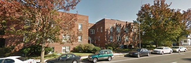 471 Merrick Rd in Rockville Centre, NY - Building Photo - Building Photo