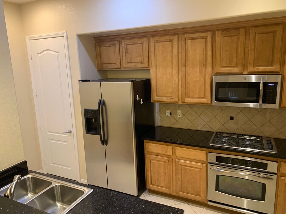 26 E Serene Ave in Las Vegas, NV - Building Photo