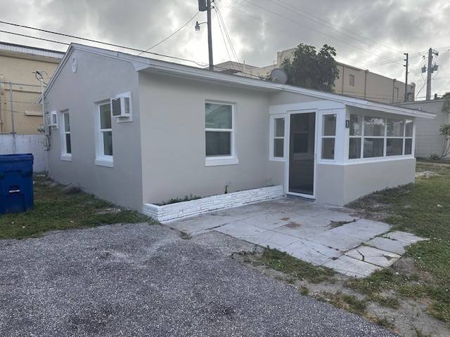 1 Cook St in Riviera Beach, FL - Building Photo