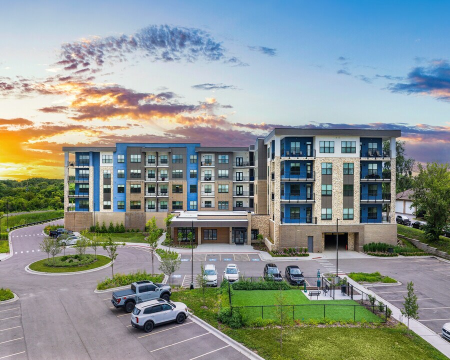 McDowell Point 55+ Active Adult Apartment Homes in Naperville, IL - Foto de edificio