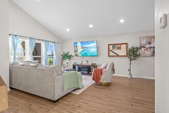 13737 Via Tres Vistas in San Diego, CA - Building Photo - Building Photo