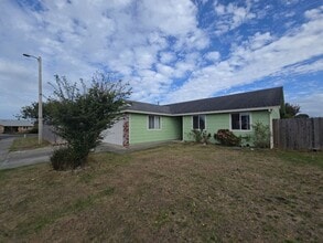 1779 Oakdale Dr in Mckinleyville, CA - Building Photo - Building Photo