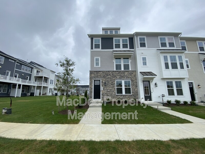 4815 Jackson Vlg Pkwy in Fredericksburg, VA - Building Photo