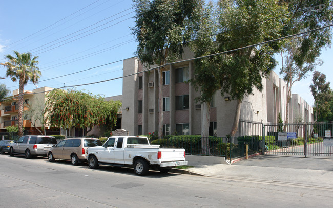 Columbus Terrace in North Hills, CA - Foto de edificio - Building Photo